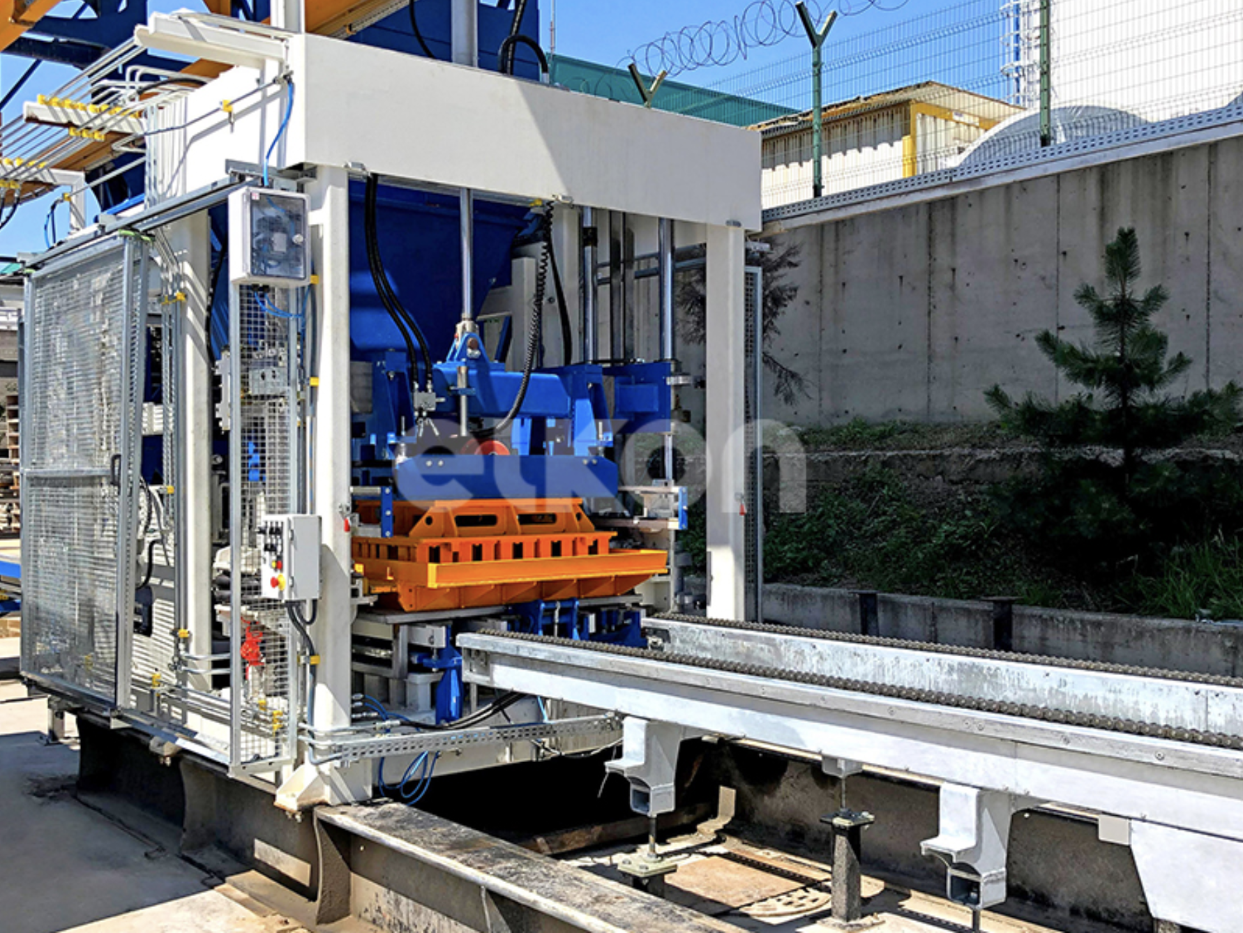 Read more about the article NEW: ELKOBLOCK – 25S Concrete Block Making Machine